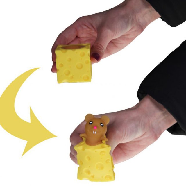 Squeeze Muis in Kaasblok, 5 x 5 x 5 cm groot uit kunststof in de kleur geel. Geschikt vanaf 3+.