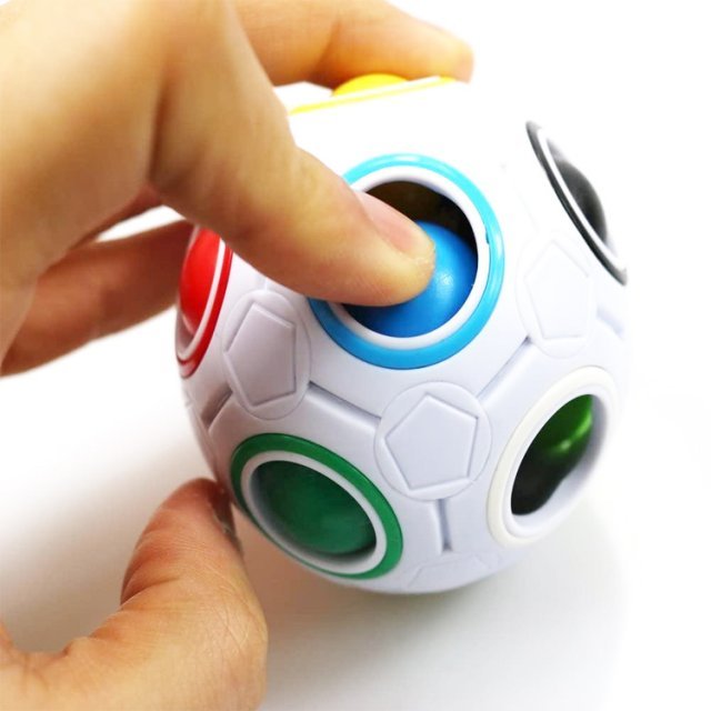 Magic Ball, 7 cm groot uit kunststof in de kleur wit. Geschikt vanaf 3+.