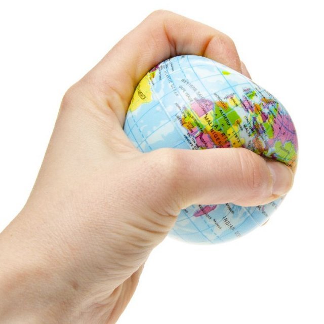 Bal Zacht Wereldbol , 7,6 cm groot uit kunststof in de kleur blauw. Geschikt vanaf 3+.