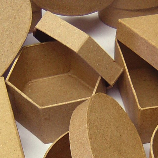 Vormen doosjes uit Papier-Maché, 8 x 8 cm groot en gemaakt uit papier-maché in de kleur bruin. Geschikt vanaf 3+.
