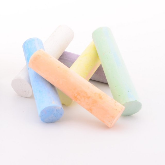 Stoepkrijt 15-delig , 10,5 x 2,5 cm groot uit krijt in de kleur ass.. Geschikt vanaf 3+.