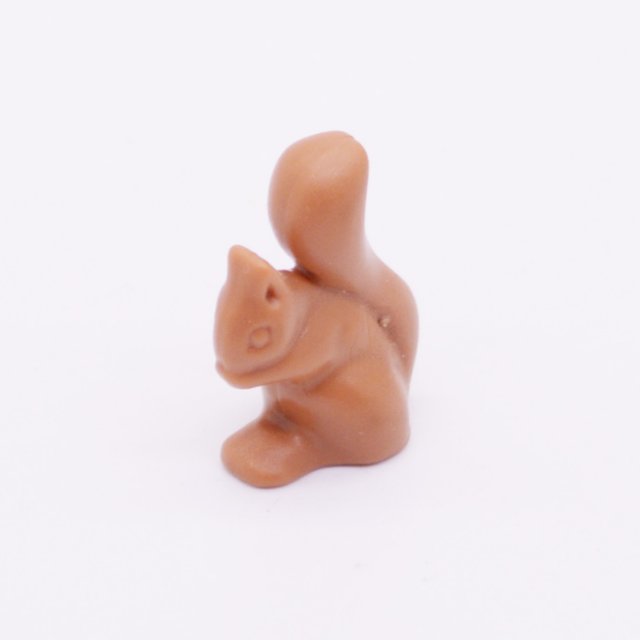 Playmobil 30615380 02 Eekhoorn Zittend - Squirrel Sitting ,  groot uit kunststof in de kleur l.bruin. Geschikt vanaf 3+.