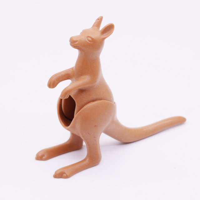 Playmobil 30665820 Kangaroe - Kangaroo ,  groot uit kunststof in de kleur l.bruin. Geschikt vanaf 3+.