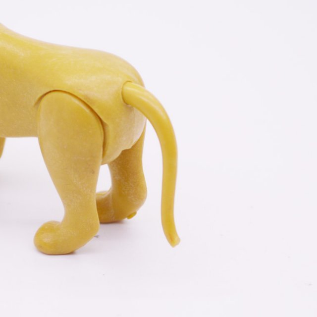 Playmobil 30665850 Leeuwin Staarteinde Weg - Lioness No Tail End ,  groot uit kunststof in de kleur tan. Geschikt vanaf 3+.