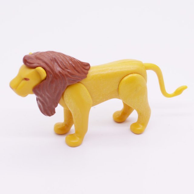 Playmobil 30830250 Leeuw - Adult - Lion ,  groot uit kunststof in de kleur tan. Geschikt vanaf 3+.