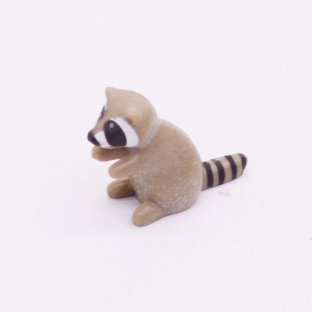 Playmobil 30830430 Wasbeer Jong Zittend - GR - Raccoon Baby Sitting ,  groot uit kunststof in de kleur grijs. Geschikt vanaf 3+.