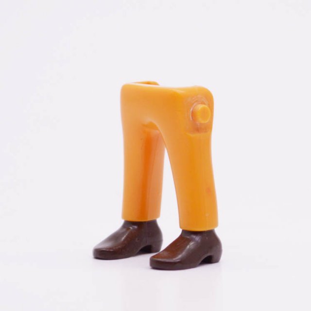 Playmobil 90010022 Benen Bruin Broek Br Schoenen - Legs Brown Pants Br Shoes ,  groot uit kunststof in de kleur l.bruin. Geschikt vanaf 3+.