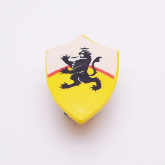 Playmobil 30622183 Schild Geel m Zw Leeuw - Shield Yellow w Bl Lion ,  groot uit kunststof in de kleur geel. Geschikt vanaf 3+.