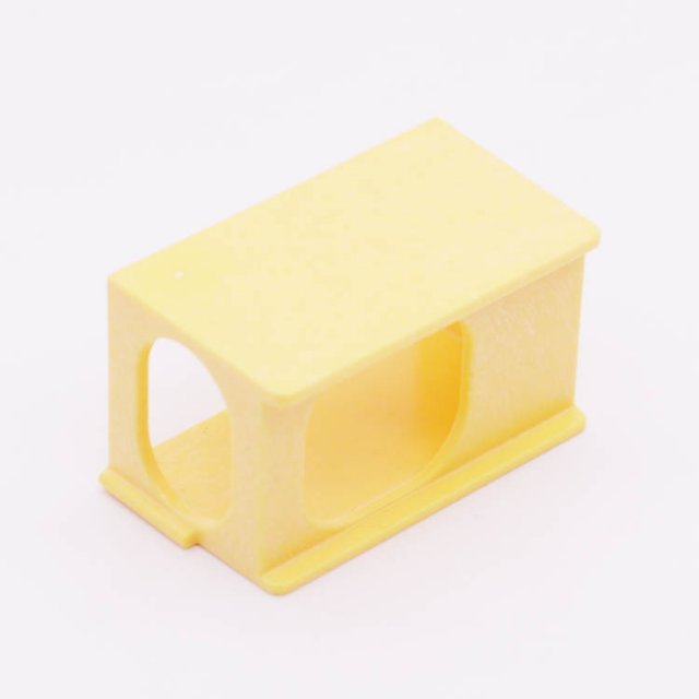 Playmobil 30069402 Kattenhuis - Cat Shelter ,  groot uit kunststof in de kleur geel. Geschikt vanaf 3+.