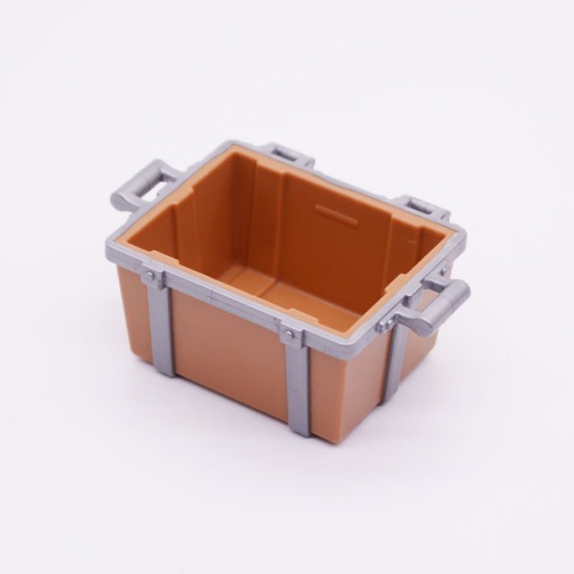 Playmobil 30465300 Kist m Grijs Sierbeslag - Trunk w Grey Bands ,  groot uit kunststof in de kleur l.bruin. Geschikt vanaf 3+.