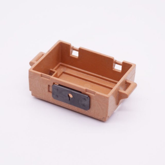 Playmobil 30608950 30608960 01 Kist Basis m Slot - Chest Trunk Base w Lock ,  groot uit kunststof in de kleur l.bruin. Geschikt vanaf 3+.