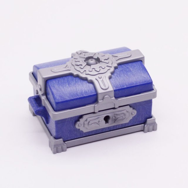 Playmobil 30677870 Schatkist Geldkist m Z Sierbeslag - BL - Chest Trunk w S Bands ,  groot uit kunststof in de kleur blauw. Geschikt vanaf 3+.
